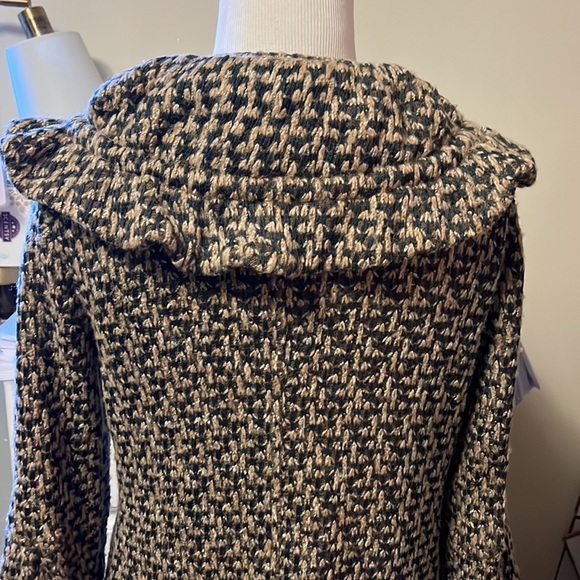 Ryu brand coat that features an adjustable ruffle neck, fully lined, small - Picture 6 of 14